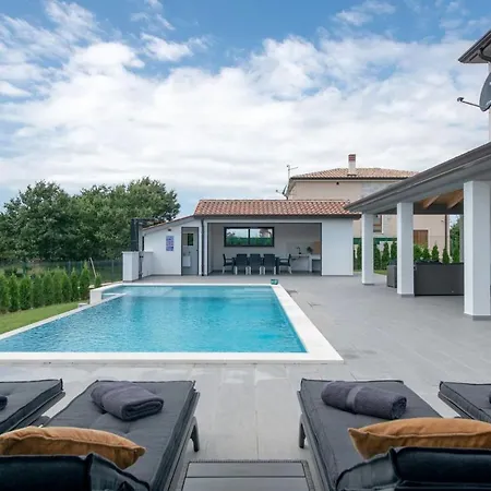 Villa Aron *